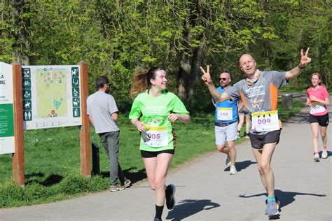 Personnes participant à une course solidaire