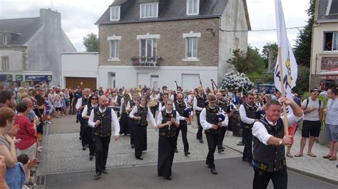 Défilé traditionnel de cercles celtiques et bagadoù en Bretagne