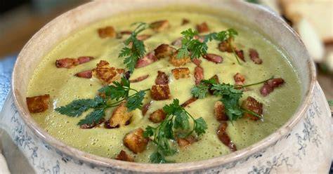 une soupière fumante de potage Saint-Germain garnie de croûtons dorés et de lardons croustillants