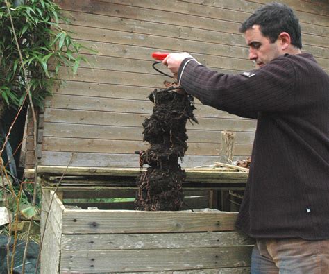 Photo d’un Brass’compost® en action, montrant la carotte de matière extraite