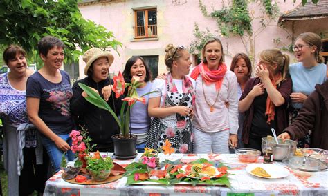 Retraitantes et volontaires lors d’une retraite “cuisine” au Hameau Nouveau