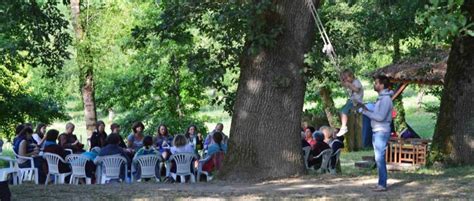 Groupe de partage sous le grand chêne pendant la retraite d’été au Hameau du bas