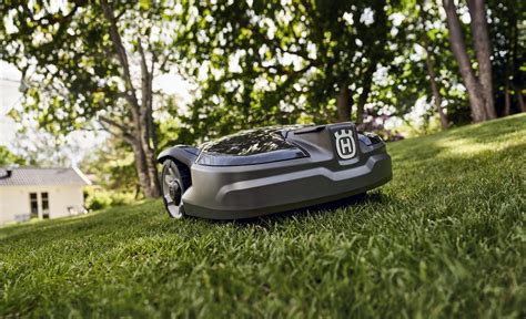 Schéma illustrant l'évolution technologique des robots tondeuses Husqvarna depuis 1995