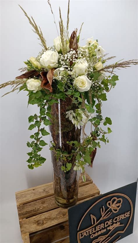 Composition florale sophistiquée dans un panier, réalisée par les artisans de Maria De Smet
