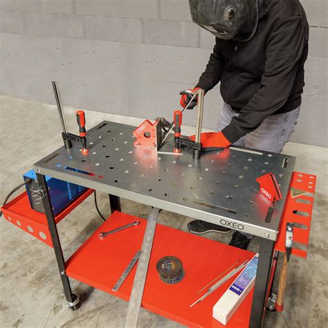 une sélection d'outils de bonsaï en acier disposés sur une table de travail