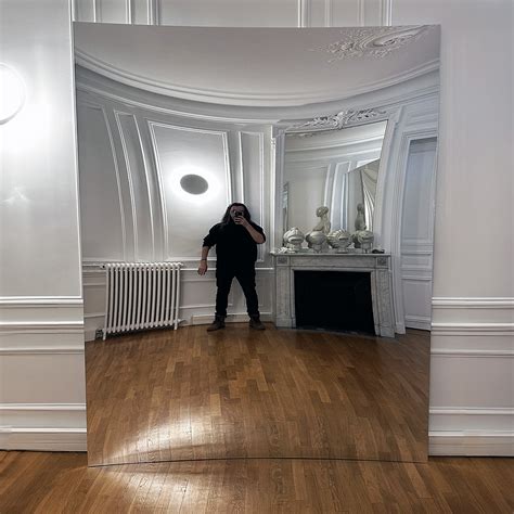 Image conceptuelle de miroirs déformants reflétant différentes facettes d'une personnalité publique