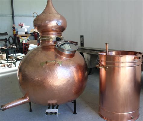 alambic traditionnel en cuivre utilisé pour la distillation des eaux florales en Tunisie