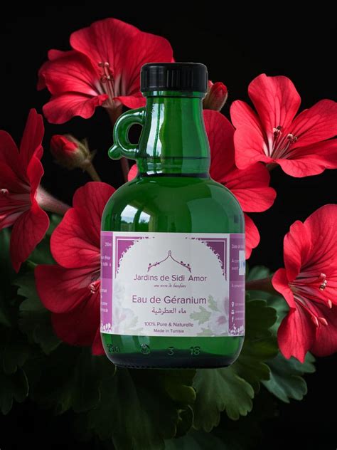 bouteilles d'eau de géranium artisanale (Atirchiya) prêtes pour la vente sur un marché traditionnel