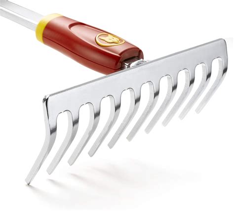 Râteau Multi-Star Outils Wolf en action dans un potager