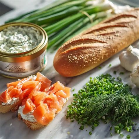 Plan de travail avec saumon fumé, bulbes de fenouil frais et herbes aromatiques