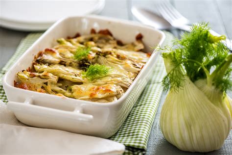 Gratin de fenouil et saumon fumé sortant du four