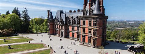 Vue panoramique du jardin régulier et du château de Trévarez