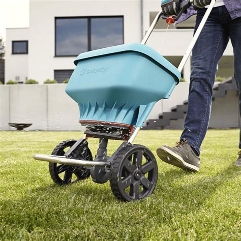 Illustration montrant l'utilisation d'un épandeur de jardin pour l'application de granulés sélectifs