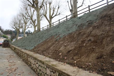 Talus couvert de nattes de mushiro après ensemencement
