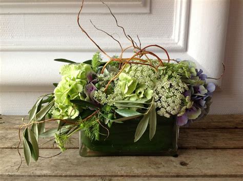 Composition florale avec hortensias et feuillage