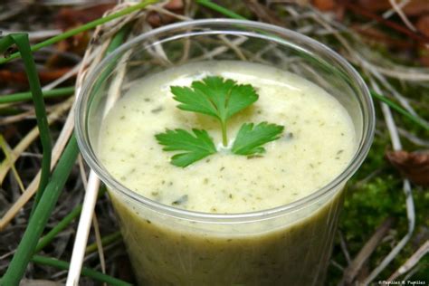 Exemples de toppings pour potages : croûtons, herbes, graines