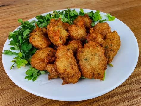 Plat typique d'acras de morue servis dans une ambiance restaurant créole
