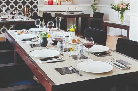 Détail d'une table dressée dans le restaurant avec des éléments décoratifs antillais