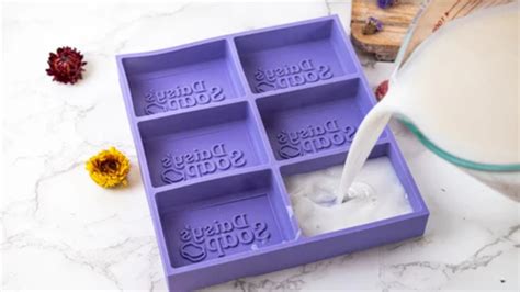 Schéma illustrant la préparation du gel d'arrosage avec des moules en silicone