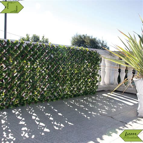 Mur de lierre artificiel sur treillis en bois