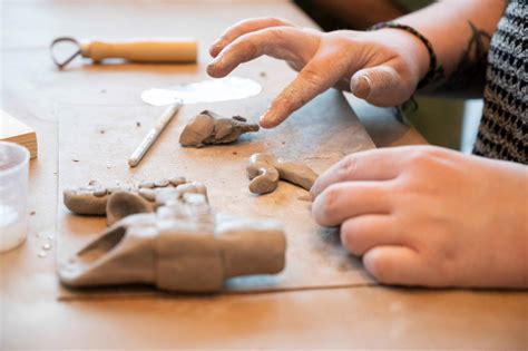 Matériaux de modelage variés disposés sur une table d'atelier