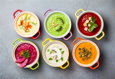 une sélection variée de soupes colorées dans des bols en céramique