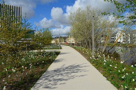 Vue panoramique des espaces verts urbains à Chartres en été