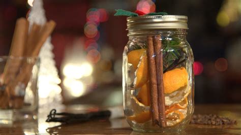 pot-pourri dans un bol décoratif avec des bâtons de cannelle