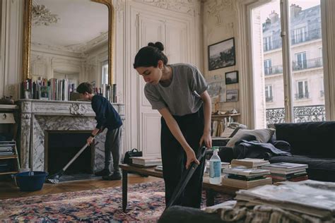 Illustration d'un intérieur propre et ordonné après une prestation de ménage à domicile