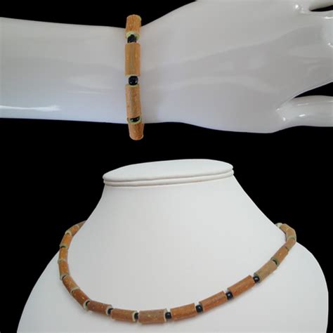 Assortiment de bijoux en bois de noisetier