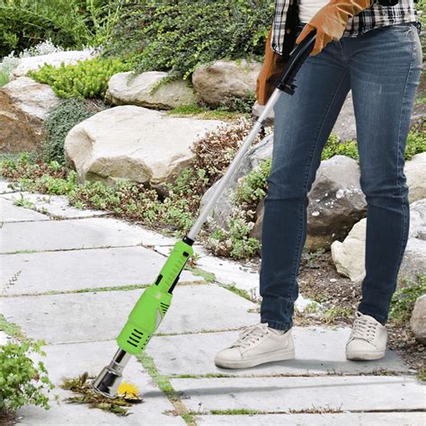 Désherbeur thermique électrique sur une allée