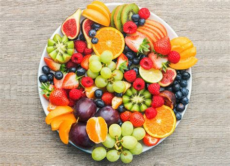 Assiette composée de fruits et légumes frais