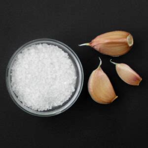 Gousses d'ail et gros sel comme remèdes naturels pour les souches d'arbres