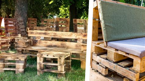 jardin aménagé avec des éléments en bois de récupération