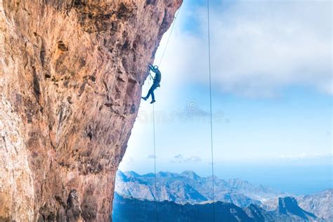 Grimpeur en falaise en action sur une paroi calcaire
