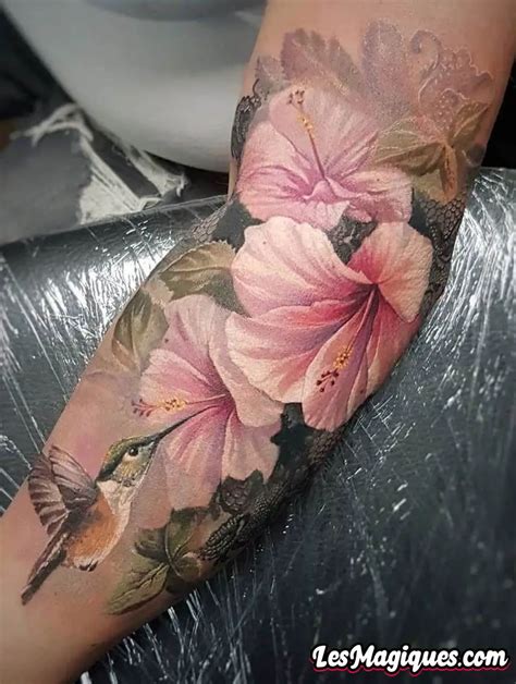 Tatouage combinant un colibri et une fleur d'hibiscus