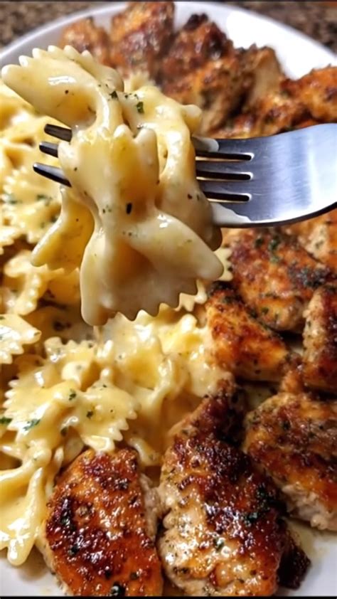 Plat de croûtons dorés au beurre avec du cerfeuil frais