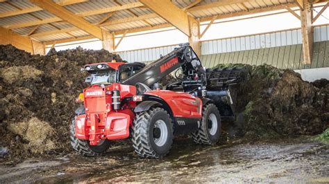 Chariot télescopique Manitou en activité sur une exploitation agricole
