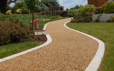 Allée de jardin bordée de pouzzolane