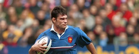 Fabien Pelous en action sur un terrain de rugby