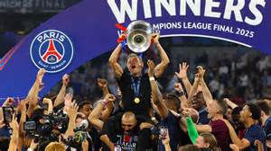 Fabien Pelous soulevant un trophée sous les couleurs du Stade Toulousain