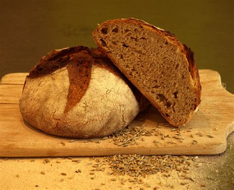 Pain de seigle artisanal et grains de seigle