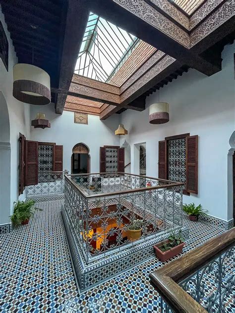 Vue panoramique sur un riad traditionnel marocain avec cour intérieure arborée