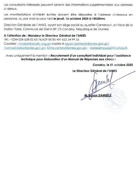 Une personne consultant un manuel technique pour identifier une pièce détachée