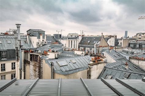 Vue panoramique sur les toits de Paris depuis un monument historique