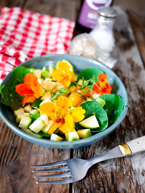 Salade de capucines avec des feuilles et des fleurs