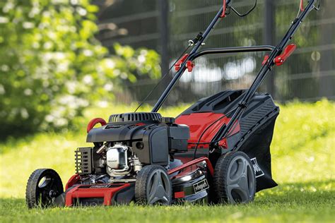 Tondeuse autotractée AMA TRX 511 en action dans un jardin