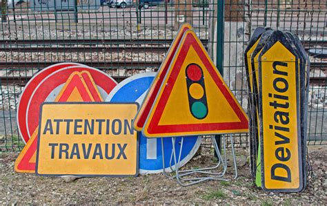 Panneau de signalisation routière avec un ouvrier de chantier