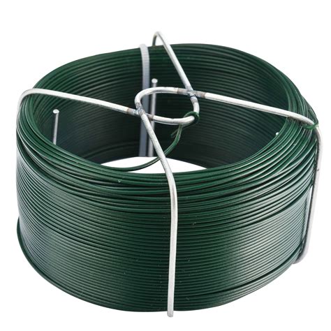 Illustration montrant l'utilisation du fil de fer plastifié pour tuteurer une plante grimpante dans un jardin potager