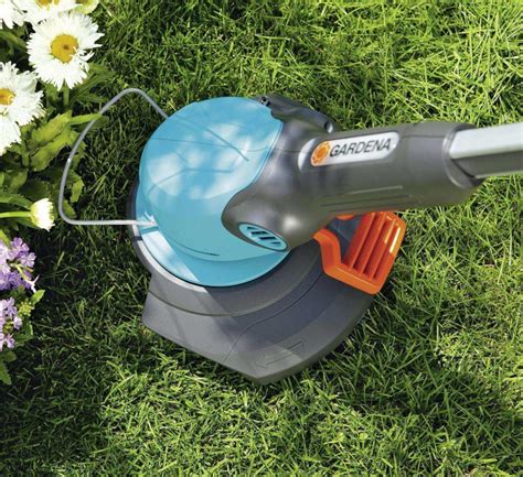Vue d'ensemble du coupe-bordures Gardena EasyCut 400 dans un jardin bien entretenu